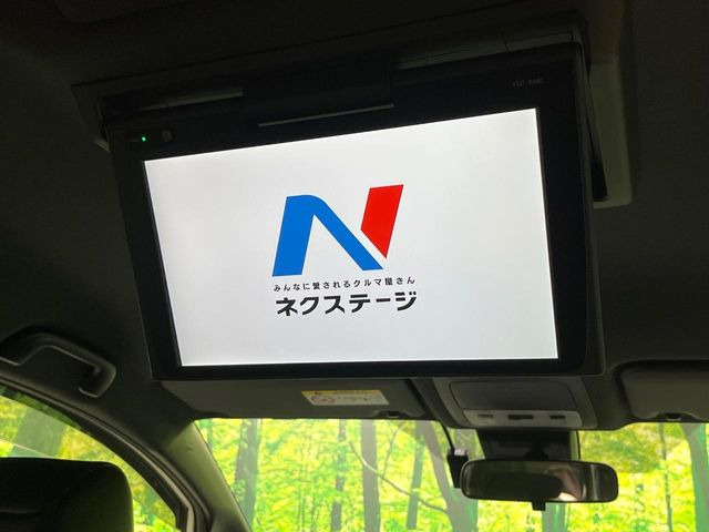 【後席モニター】家族や友人とお出かけする機会が多い方に大人気の後席モニターを装備!見やすい位置に画面がありテレビやDVDの視聴も快適!友達もお子様も、後席にしか乗らなくなるかも??