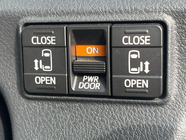 【両側パワースライドドア】スマートキーや運転席のスイッチで後席両側スライドドアの開閉が可能♪電動だから力を入れてドアを開ける必要が無く、小さなお子様でも簡単に開け閉めでき快適です♪