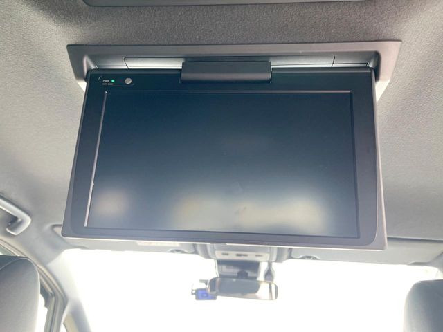 【フリップダウンモニター】大画面モニターで後席でもエンタメをお楽しみいただけます。小さなお子様にも大人気の装備です♪