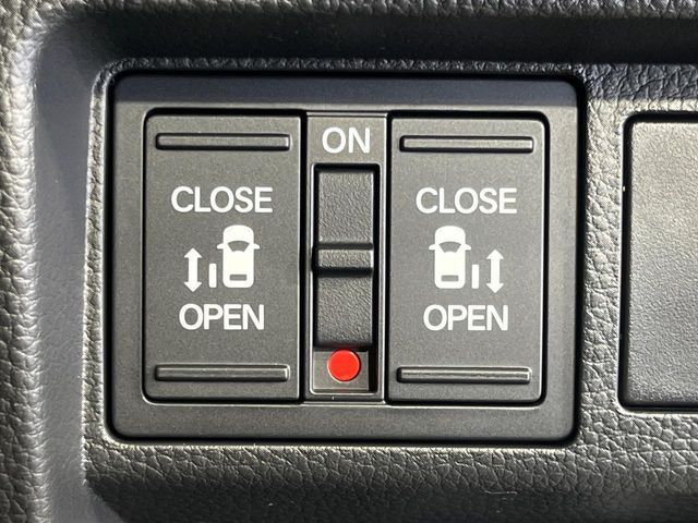 【両側パワースライドドア】スマートキーや運転席のスイッチで後席両側スライドドアの開閉が可能♪電動だから力を入れてドアを開ける必要が無く、小さなお子様でも簡単に開け閉めでき快適です♪