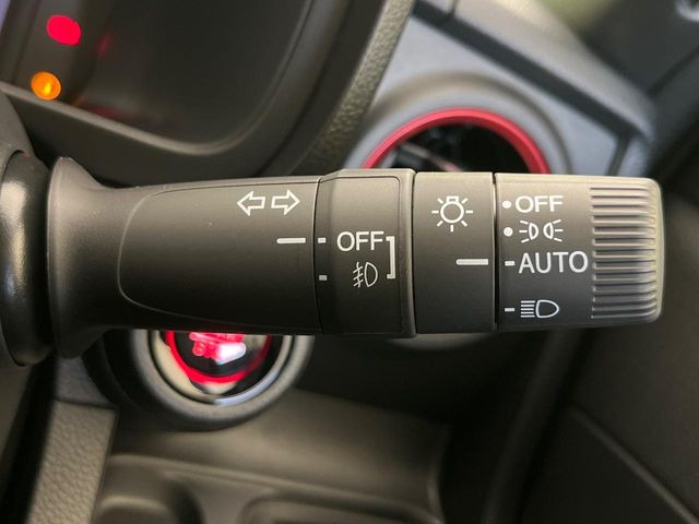 【オートライト】周りの明るさに応じて自動でヘッドライトの点灯・消灯ができる機能です!ライトの付け忘れ・消し忘れなどが無くなり、雨の日や夕方の走行も安心!トンネル通過時も便利ですね