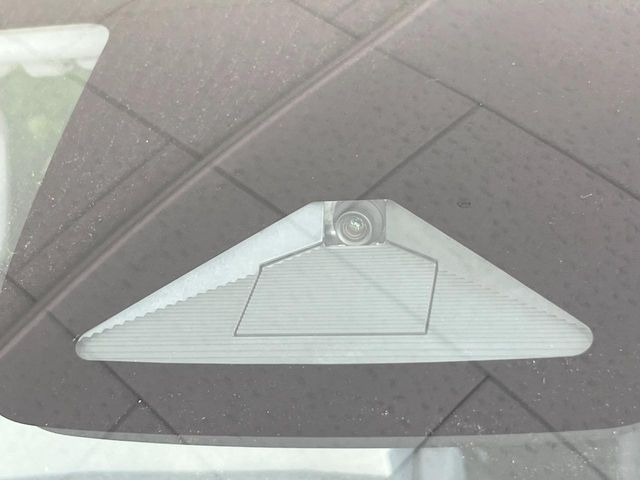 【ホンダセンシング】走行中に前方の車両等を認識し、衝突しそうな時は警報とブレーキで衝突回避と被害軽減をアシスト。より安全にドライブをお楽しみいただけます。
