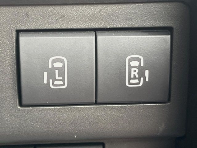 【両側パワースライドドア】スマートキーや運転席のスイッチで後席両側スライドドアの開閉が可能♪電動だから力を入れてドアを開ける必要が無く、小さなお子様でも簡単に開け閉めでき快適です♪