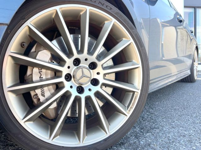 ●純正19インチアルミホイール:輸入車ならではの卓越した走りを支えるホイールと足回りです!日本車の走りに慣れている方にもぜひ体感して頂きたいほど、高いレベルでまとまっています!