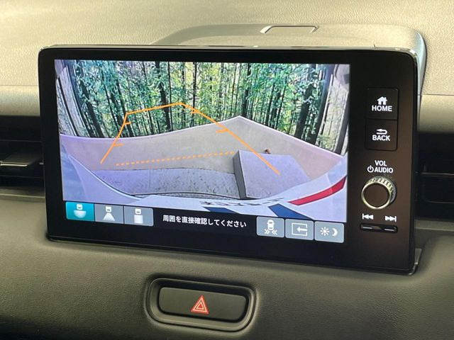 【バックカメラ】駐車時に後方がリアルタイム映像で確認できます。大型商業施設や立体駐車場での駐車時や、夜間のバック時に大活躍!運転スキルに関わらず、今や必須となった装備のひとつです!