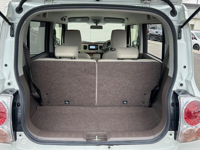 普段のお買い物や通勤、送迎等に十分な荷室スペースを確保しております。セカンドシートを倒すと、大きな荷物の積載も可能です♪