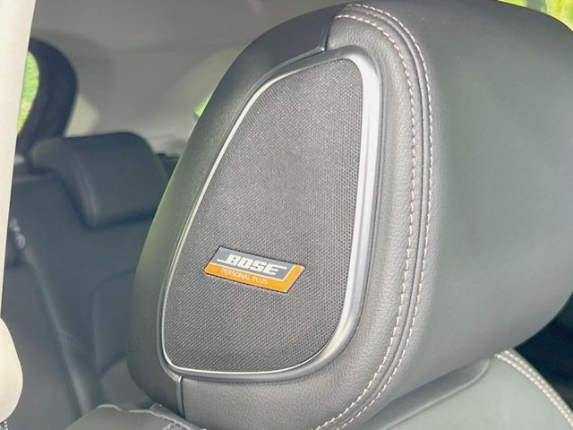 【BOSEサウンドシステム】メーカーオプションの高品位サウンドシステムを搭載。専用のチューニングが施された大小様々なスピーカーから良質なサウンドが奏でられ、臨場感あふれる音響空間を演出します。