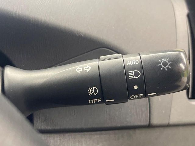 【オートライト】周りの明るさに応じて自動でヘッドライトの点灯・消灯ができる機能です!ライトの付け忘れ・消し忘れなどが無くなり、雨の日や夕方の走行も安心!トンネル通過時も便利ですね♪