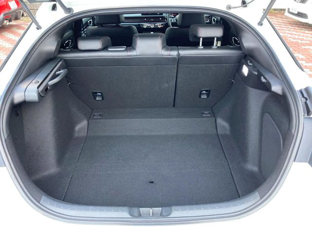 普段のお買い物や通勤、送迎等に十分な荷室スペースを確保しております。