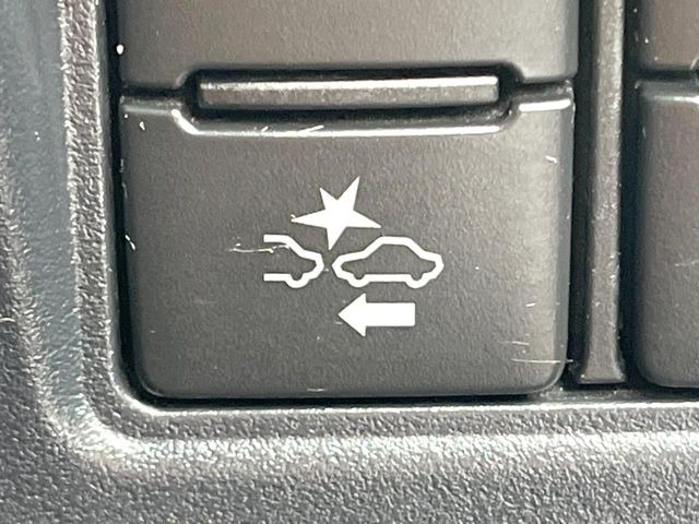 【プリクラッシュセーフティ】前方の車両等を検知し、衝突しそうな時は警報で注意を促し、ブレーキを踏む力をサポート。ブレーキを踏めなかった場合は衝突被害軽減ブレーキが作動、衝突回避をサポートします。