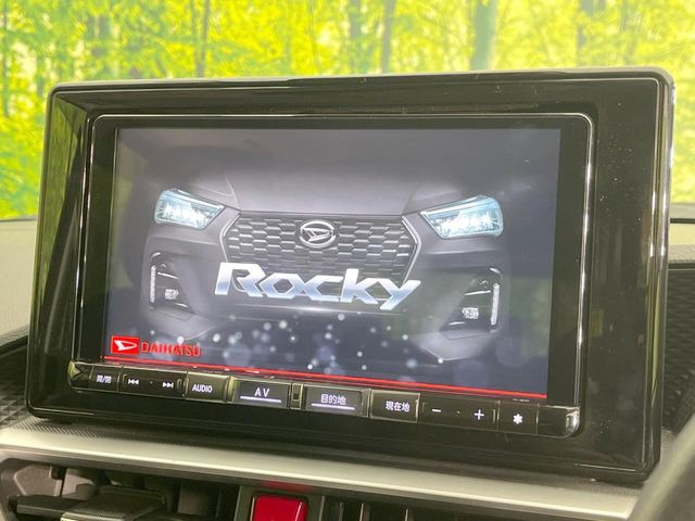 【純正ナビ】人気の純正ナビを装備しております。ナビの使いやすさはもちろん、オーディオ機能も充実!キャンプや旅行はもちろん、通勤や買い物など普段のドライブも楽しくなるはず♪
