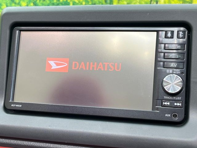 【純正ナビ】人気の純正ナビを装備しております。ナビの使いやすさはもちろん、オーディオ機能も充実!キャンプや旅行はもちろん、通勤や買い物など普段のドライブも楽しくなるはず♪