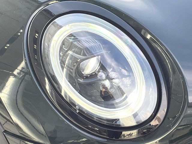 ●LEDヘッドライト:夜間走行時も良好な視界を確保し安心して運転できる高輝度LEDヘッドライトを装備!点灯速度が早く、消費電力も抑えられています。