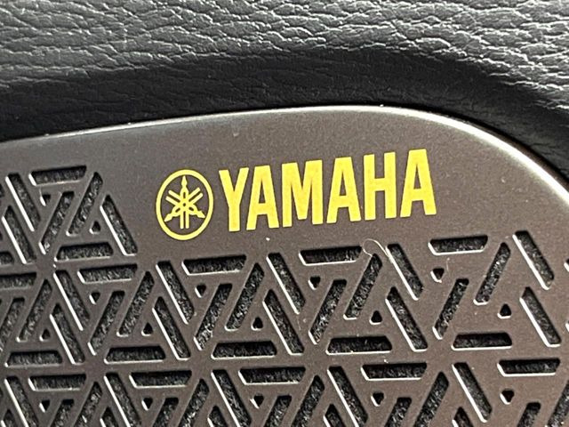 【YAMAHAサウンドシステム】メーカーオプションの高品位サウンドシステムを搭載。専用のチューニングが施された大小様々なスピーカーから良質なサウンドが奏でられ、臨場感あふれる音響空間を演出します。