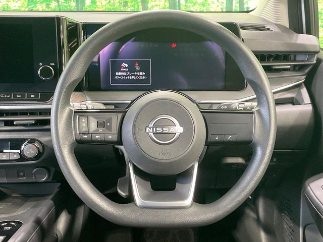 インテリアに合わせたデザインのステアリングは、運転される方のことも考え、運転しやすい形状、大きさです。是非一度、実際に触ってお確かめください。