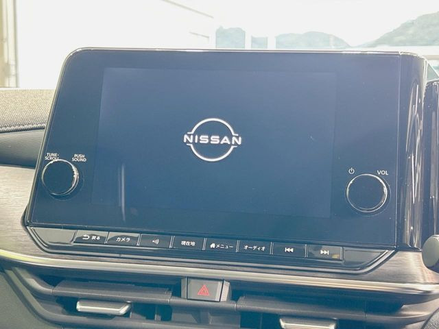 【メーカー純正9型ナビ】インテリアに溶け込むスタイリッシュな「専用設計」メーカーナビを装備♪視認性や操作性など基本性能にも優れ、より上質なカーライフをお楽しみいただけます。