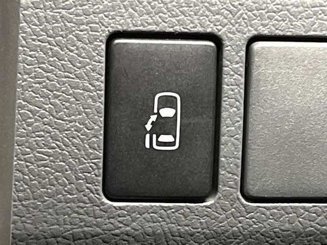 【パワースライドドア】スマートキーや運転席のスイッチでスライドドアの開閉が可能♪電動だから力を入れてドアを開ける必要が無く、小さいお子様でも、重い荷物を持っている時もラクに開け閉めできます♪