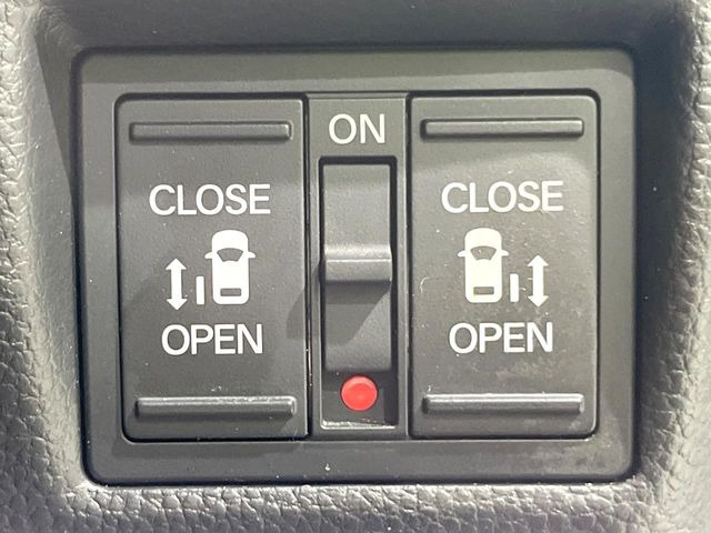 【両側パワースライドドア】スマートキーや運転席のスイッチで後席両側スライドドアの開閉が可能♪電動だから力を入れてドアを開ける必要が無く、小さなお子様でも簡単に開け閉めでき快適です♪