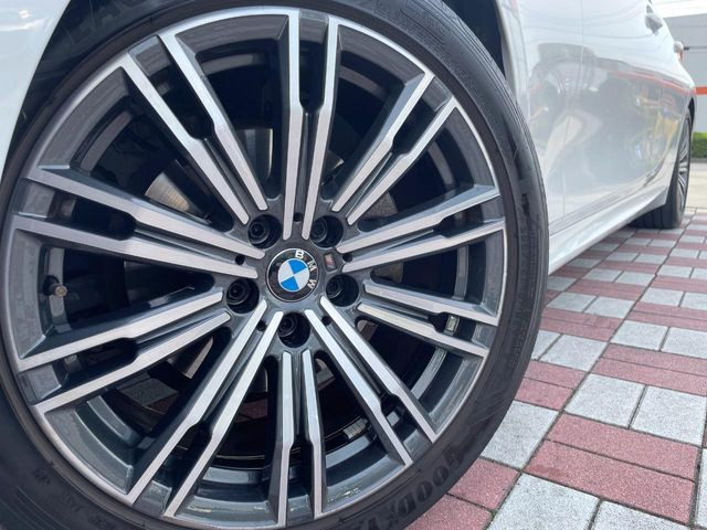 ●純正18インチアルミホイール:輸入車ならではの卓越した走りを支えるホイールと足回りです!日本車の走りに慣れている方にもぜひ体感して頂きたいほど、高いレベルでまとまっています!
