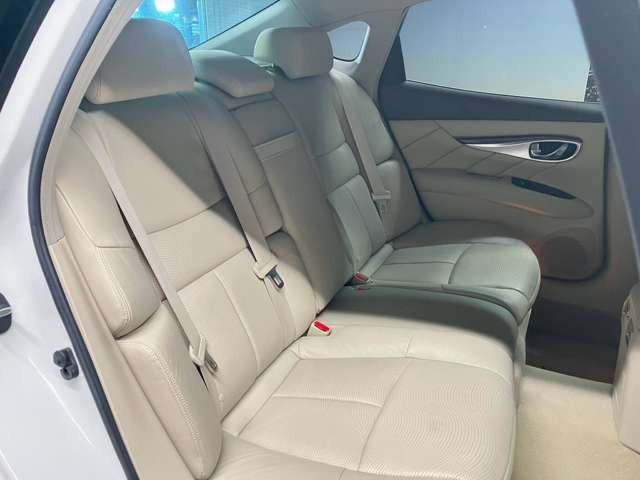 車内もキレイで嫌な臭いもありません☆気になる方は内装のスチームクリーナーも施工可能です♪