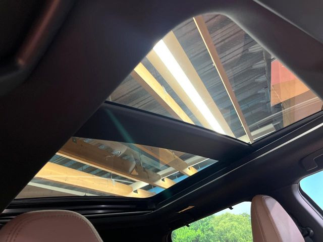【大型サンルーフ】車内の解放感が一気に上がる大型のパノラマルーフ!季節を問わず開放的で快適なドライブをお楽しみいただけます。流通量も少なく希少価値の高い人気の装備です♪