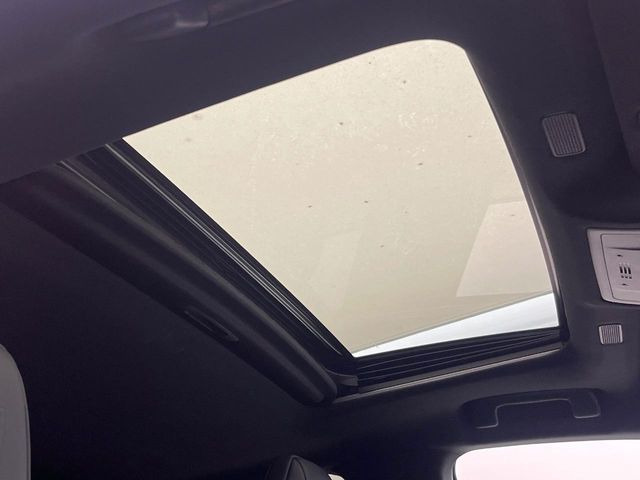 【ムーンルーフ】開放感たっぷりの希少装備、ムーンルーフが装着されています!車内に明かりを取り入れたり景色を楽しむ以外にも、車内の空気も簡単に換気できて快適です!