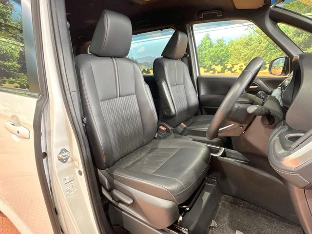 運転席シート廻りは使用感も少なく、良好な状態となっています。丁寧に使われていたことがよくわかりますね。
