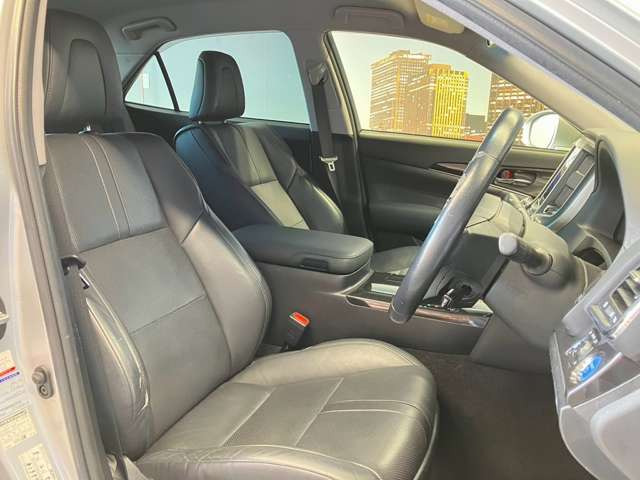 運転席も広々としており運転しやすい環境を実現しています☆室内クリーニングも実施済みです。