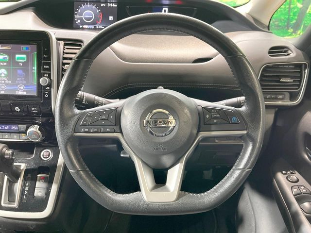 インテリアに合わせたデザインのステアリングは、運転される方のことも考え、運転しやすい形状、大きさです。是非一度、実際に触ってお確かめください。