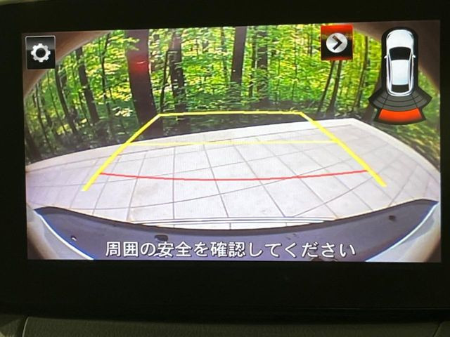 【バックカメラ】駐車時に後方がリアルタイム映像で確認できます。大型商業施設や立体駐車場での駐車時や、夜間のバック時に大活躍!運転スキルに関わらず、今や必須となった装備のひとつです!