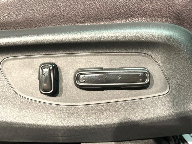 【メモリー機能付きパワーシート】ドライバーごとに設定したシート位置を記憶して、ボタン一つで切り替えできる便利な機能!運転する方が複数名いらっしゃるご家庭におすすめです♪