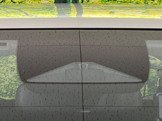 【ホンダセンシング】走行中に前方の車両等を認識し、衝突しそうな時は警報とブレーキで衝突回避と被害軽減をアシスト。より安全にドライブをお楽しみいただけます。