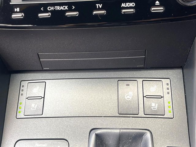 【シートヒーター&ベンチレーション】夏場は涼しい風でお尻や背中の熱やムレを防ぎ、冬はエアコンよりも早く温まってポカポカに!季節を問わず快適に過ごせます。