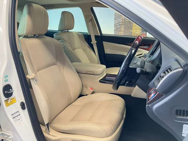運転席も広々としており運転しやすい環境を実現しています☆室内クリーニングも実施済みです。