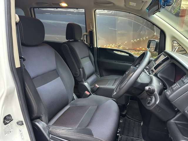 運転席も広々としており運転しやすい環境を実現しています☆