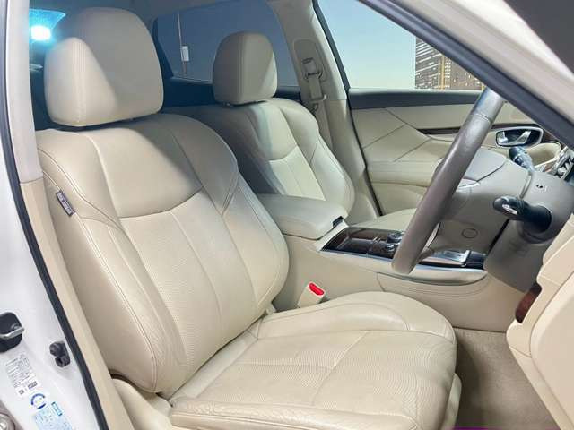 運転席も広々としており運転しやすい環境を実現しています☆室内クリーニングも実施済みです。
