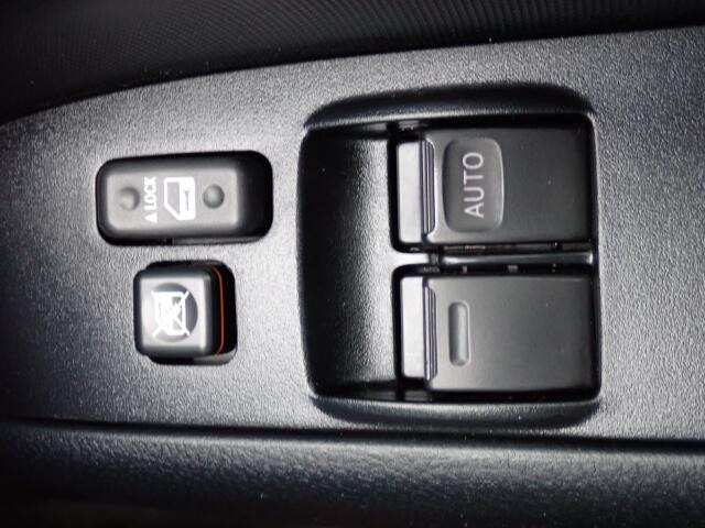前席の窓の開閉は電動になりますので、便利ですよね。