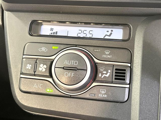 【オートエアコン】一度お好みの温度に設定すれば、車内の温度を検知し風量や温度を自動で調整。暑い&hellip;寒い&hellip;と何度もスイッチ操作をする必要はありません。快適な車内空間には必須の機能ですね♪