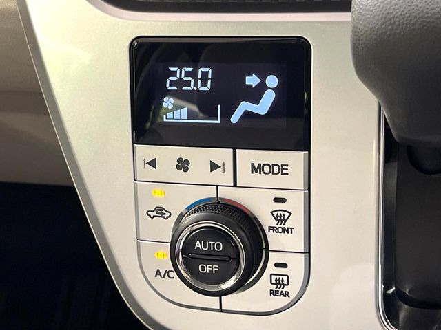 【オートエアコン】一度お好みの温度に設定すれば、車内の温度を検知し風量や温度を自動で調整。暑い&hellip;寒い&hellip;と何度もスイッチ操作をする必要はありません。快適な車内空間には必須の機能ですね♪