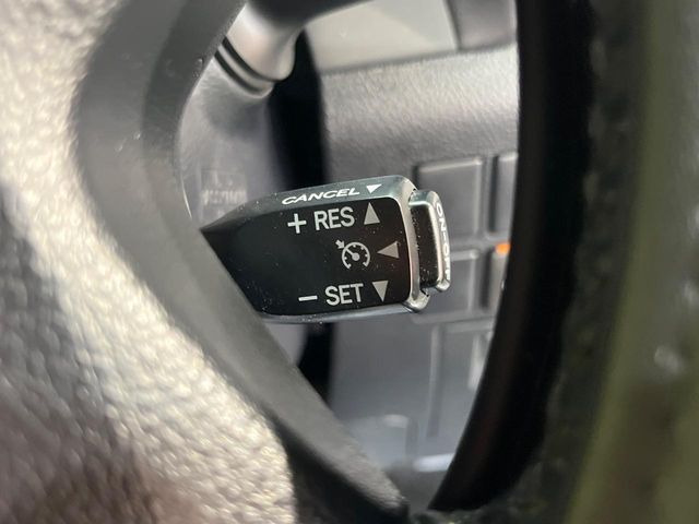 【クルーズコントロール】高速道路もラクラク走行。アクセルを離しても一定速度で走行ができ、長距離運転時の負担を軽減!加速・減速も簡単なスイッチ操作で調整できます。