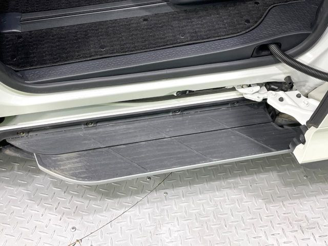 メーカーオプションの【ユニバーサルステップ】を装備。スライドドアと連動したステップにより、小さなお子様の乗り降りがし易くなります♪