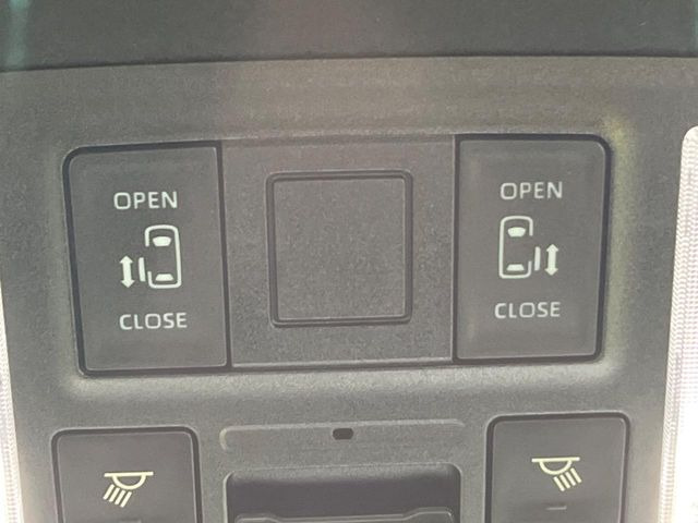 【両側パワースライドドア】スマートキーや運転席のスイッチで後席両側スライドドアの開閉が可能♪電動だから力を入れてドアを開ける必要が無く、小さなお子様でも簡単に開け閉めでき快適です♪