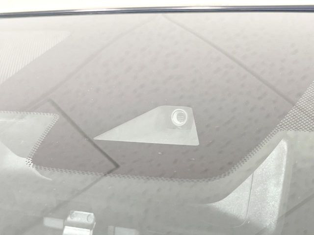 【エマージェンシーブレーキ】走行中に前方の車両等を認識し、衝突しそうな時は警報とブレーキで衝突回避と被害軽減をアシスト。より安全にドライブをお楽しみいただけます。