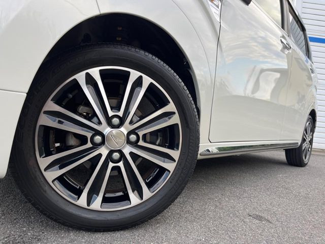 �y����15�C���`�A���~�z�C�[���z�O�ςɃ}�b�`���������A���~�z�C�[���𑕒����Ă���܂��B�e��ЊO�A���~�z�C�[����A�X�^�b�h���X�^�C�����戵�����Ă���܂��B���񂲑��k����������
