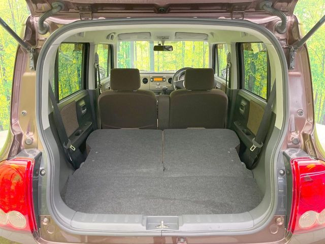 普段のお買い物や通勤、送迎等に十分な荷室スペースを確保しております。セカンドシートを倒すと、大きな荷物の積載も可能です♪
