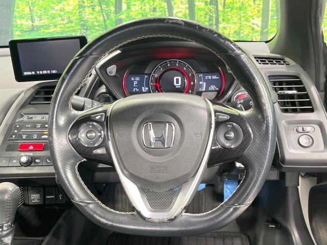 【純正革巻きステアリング】上質な革を使用することで、手にしっかり馴染みとても運転しやすいハンドルです♪