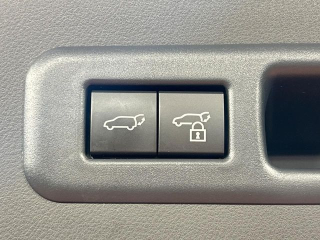 【パワーバックドア】スマートキーや運転席のボタンを押すだけでリアゲートが自動で開閉します!荷物を持っている時や、高い位置にあるバックドアを閉める際に便利な機能です♪