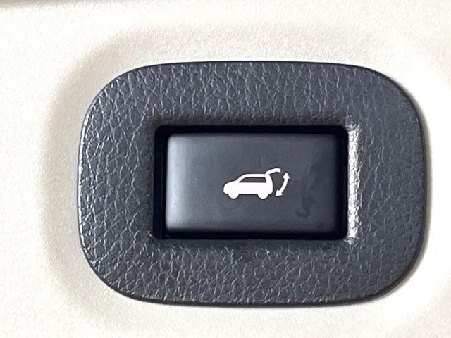 【パワーバックドア】スマートキーや運転席のボタンを押すだけでリアゲートが自動で開閉します!荷物を持っている時や、高い位置にあるバックドアを閉める際に便利な機能です♪