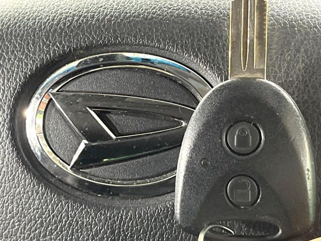 【キーレス】少し離れた場所からでもボタン一つでドアの開錠・施錠ができるのでとっても便利!ドアの鍵穴周りに傷をつけることもありません♪