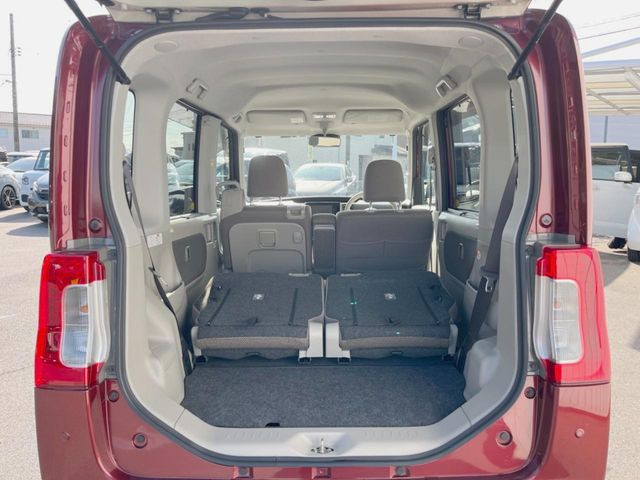 普段のお買い物や通勤、送迎等に十分な荷室スペースを確保しております。セカンドシートを倒すと、大きな荷物の積載も可能です♪